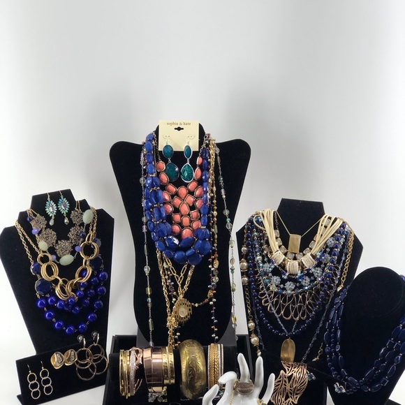 Huge Vintage To Now Jewelry Lot - Picture 6 of 8